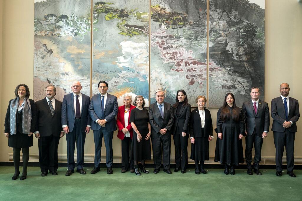 Наталия Томенко (третья справа) с Генеральным секретарем ООН Антонио Гутерришем (в центре) и другими участниками церемонии в Международный день памяти жертв Холокоста.